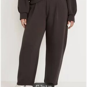 Old Navy Barrel Leg Pants in Khaki Green